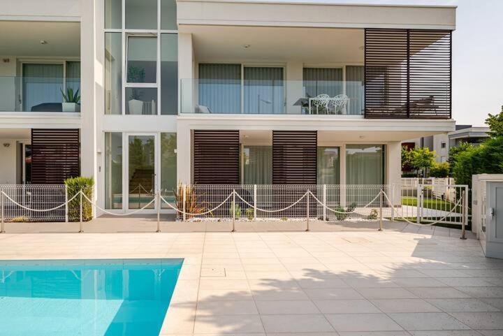 Apartment Luma With Pool Лидо-ди-Езоло Экстерьер фото